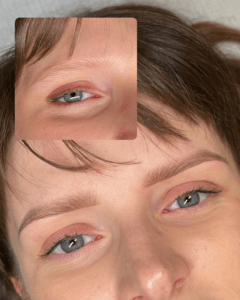 Subtelny makijaż permanentny brwi u klientki – efekt naturalny