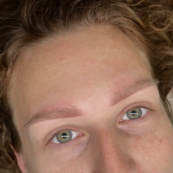 Pełne i eleganckie brwi po permanentnym makijażu – Katowice centrum